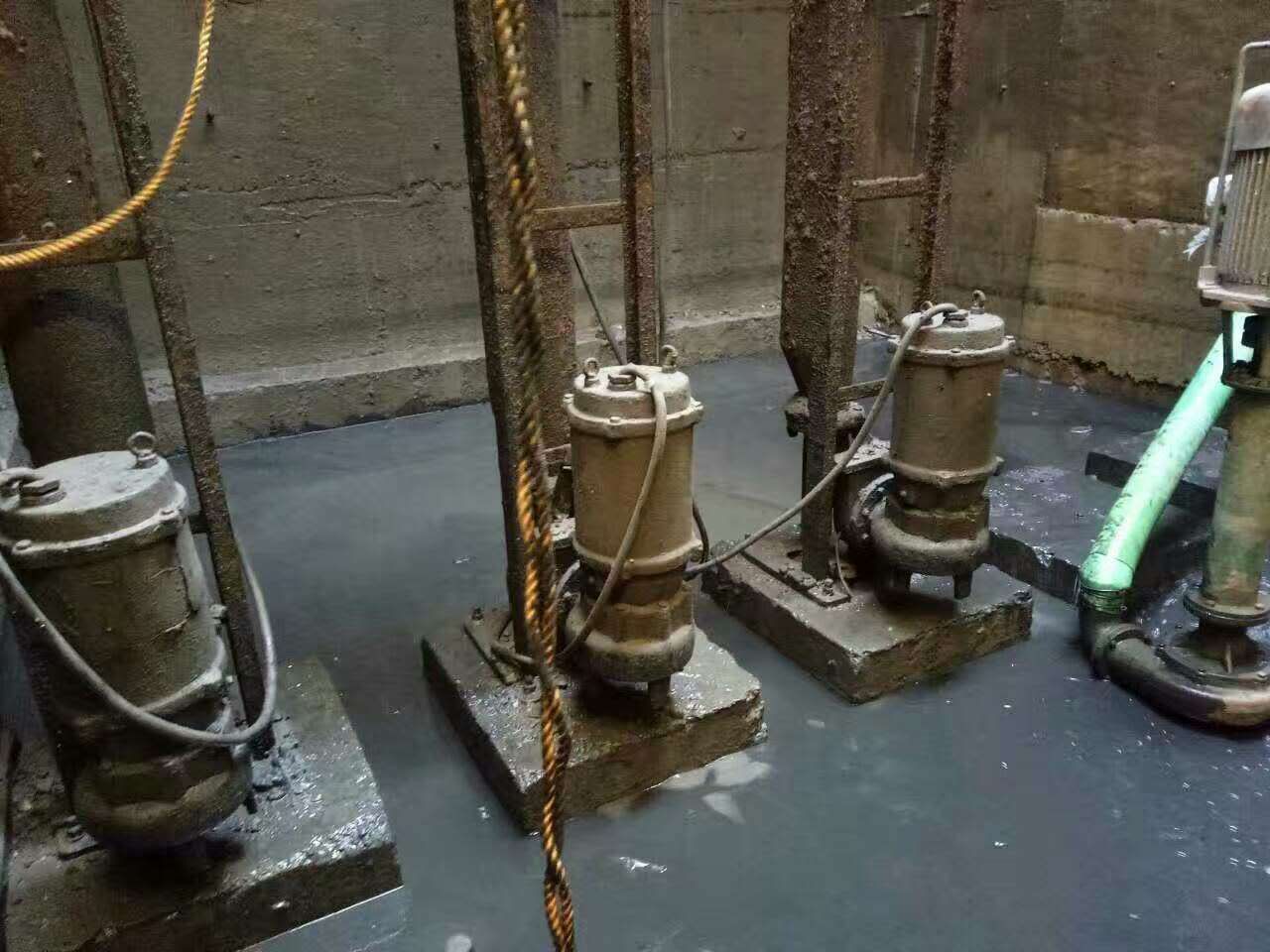 兴山污水池清理