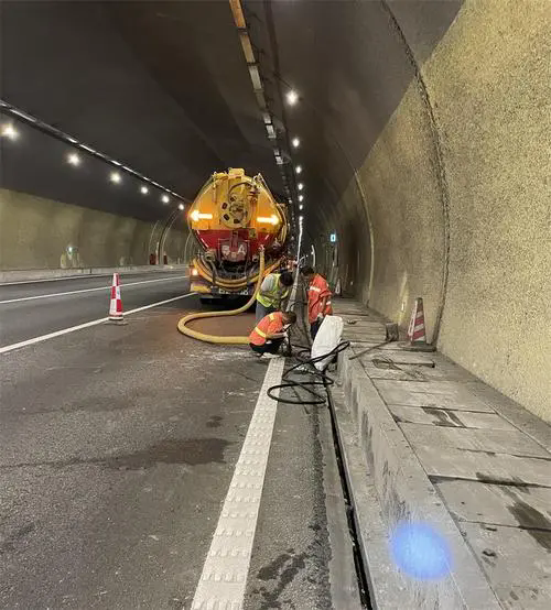 兴山隧道排水渠清淤